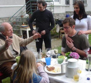 Lebendige Mehrgenerationen-Familie beim Essen