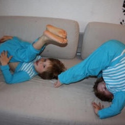 Wie fröhlich bin ich ich aufgewacht - Kinder turnen im Schlafanzug auf dem Sofa herum